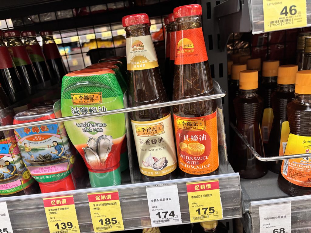 台湾のスーパーの李錦記オイスターソース売り場