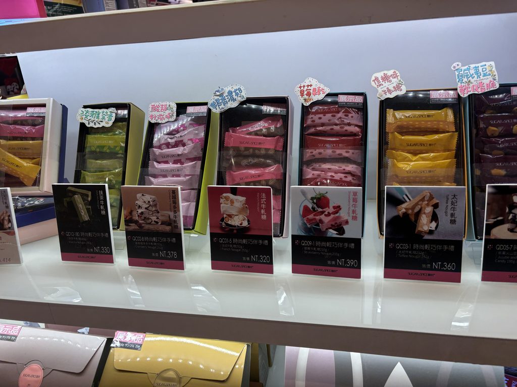 台湾のお菓子の箱が並ぶ棚
