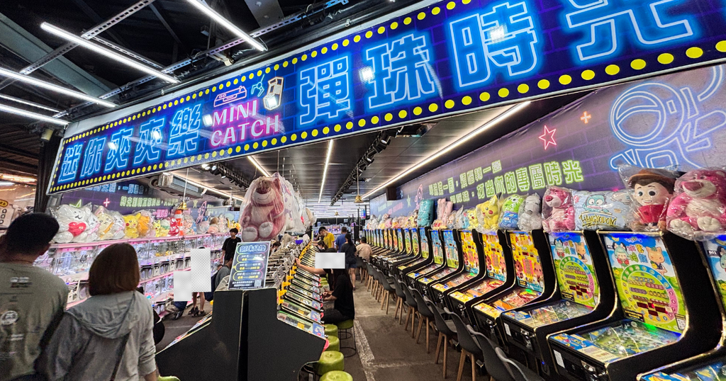 瑞豐夜市のピンボールとクレーンゲームのコーナー「彈珠時光」