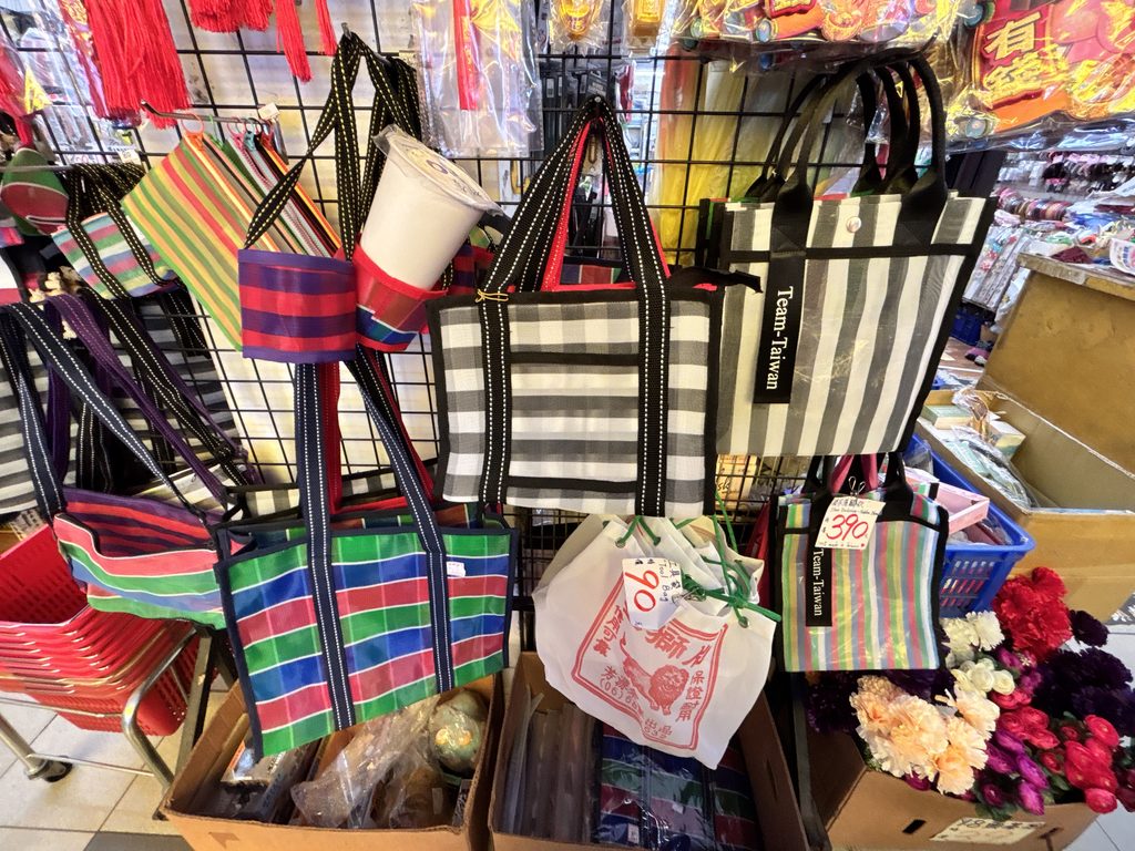台湾の漁師網バッグ(茄芷袋)が並ぶ売り場