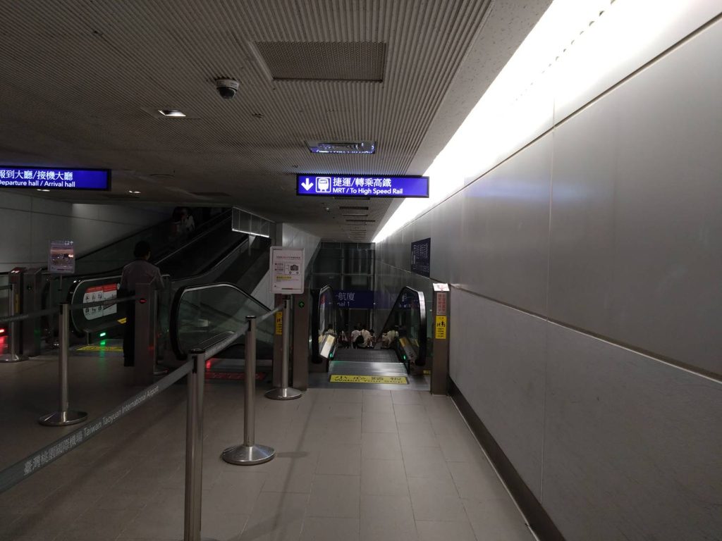MRT駅へ降りるエスカレーター
