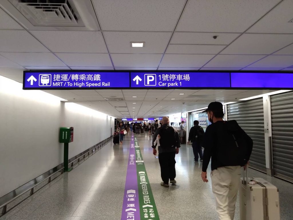 天井の「捷運/轉乘高鐵 MRT」の案内