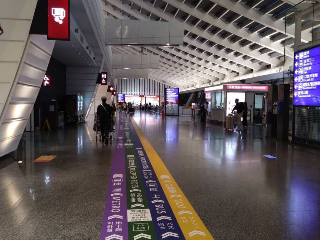 桃園空港の到着ロビー。床の紫の線が「捷運 METRO 地下鉄」