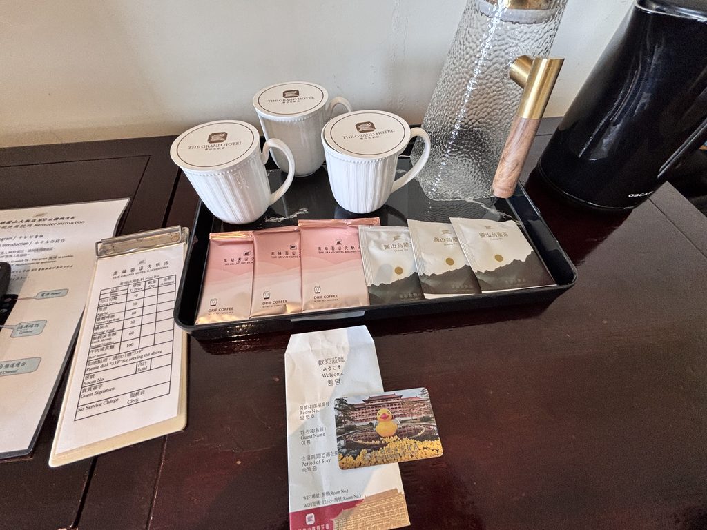 客室のドリップコーヒーと圓山烏龍茶のセット