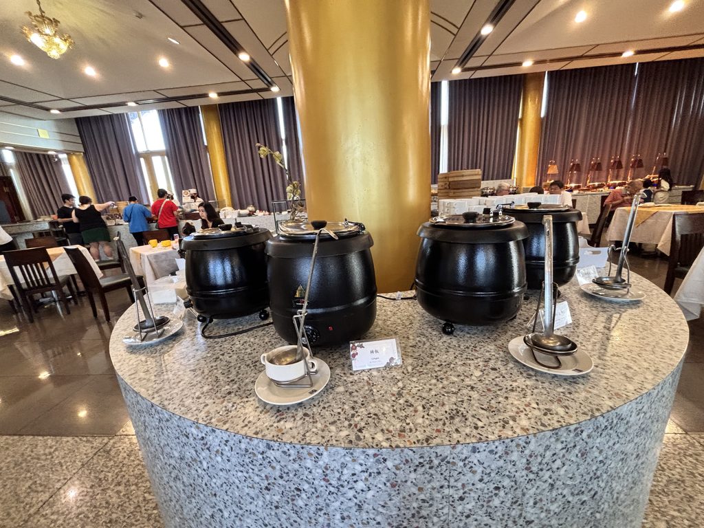 朝食ビュッフェのお粥コーナー