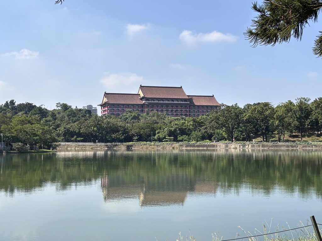 澄清湖の向こうに見える高雄圓山大飯店
