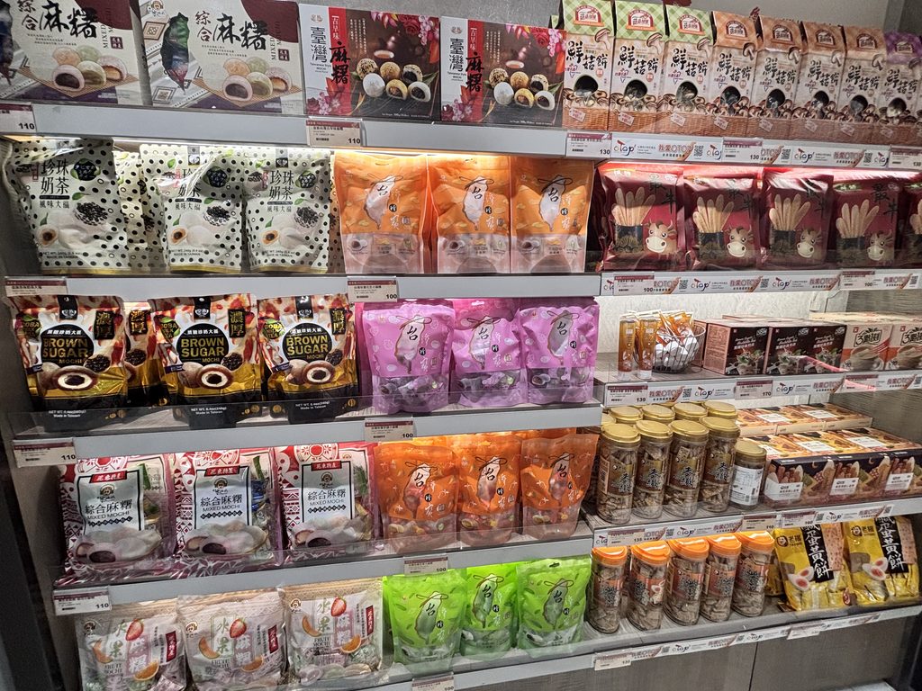 麻糬(おもち)やタピオカ大福などのお菓子の棚