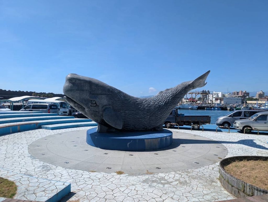 花蓮港の向日広場にある大きなクジラの像