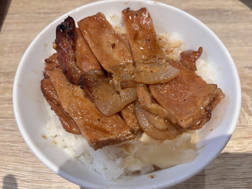 博義師燒肉飯の燒肉飯（炭火焼きの豚肉ごはん）