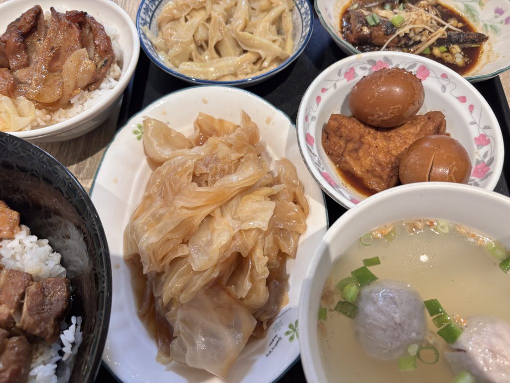 博義師燒肉飯のおかずとスープ（キャベツ・滷蛋・油豆腐・滷秋刀魚・筍絲・貢丸湯）