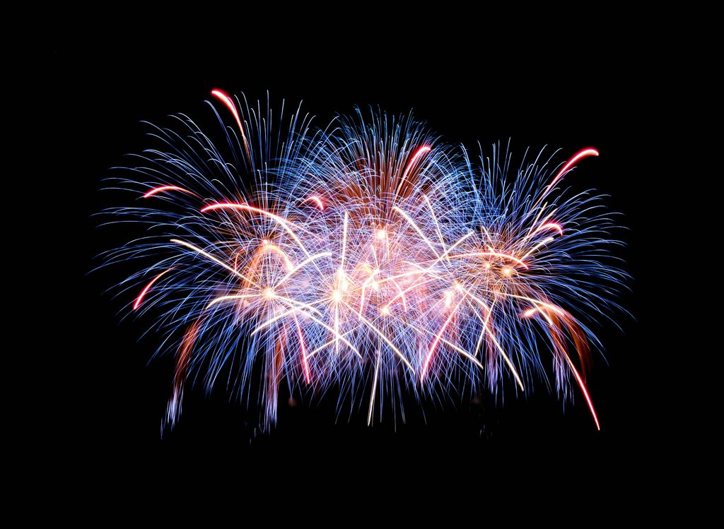 夜空に上がる花火(イメージ)