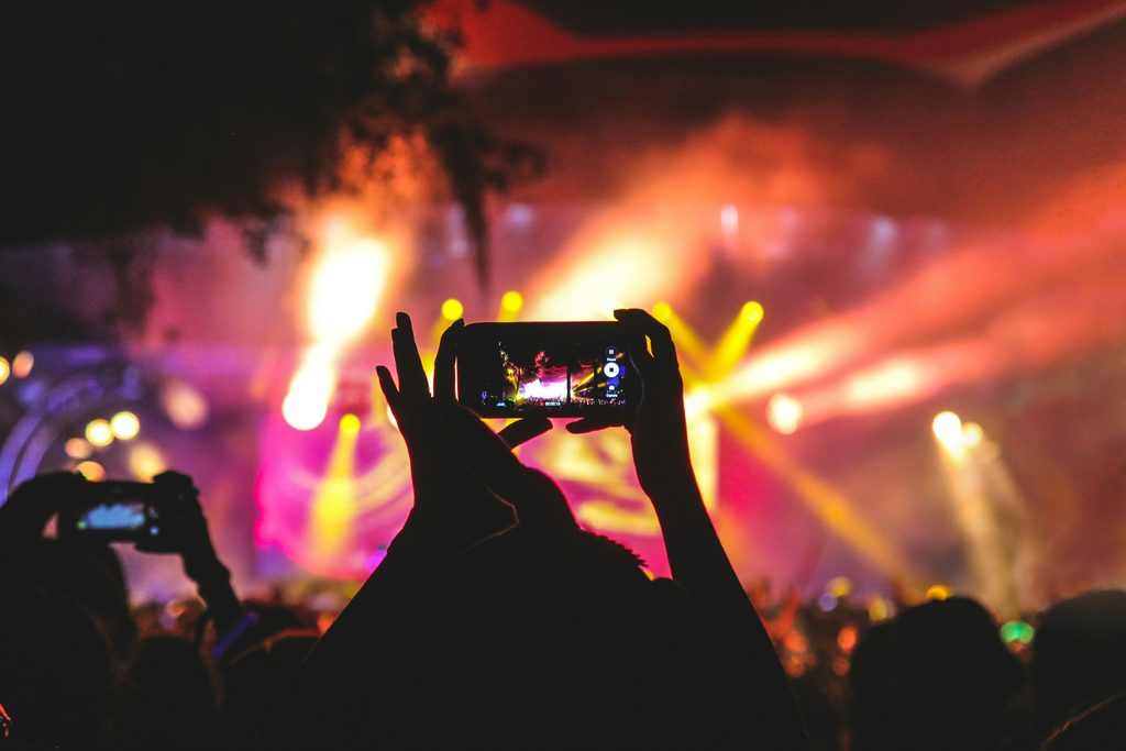 カウントダウンライブのステージと観客(イメージ)